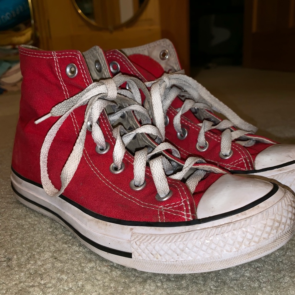 Red converse (women’s 7, men’s 5)
